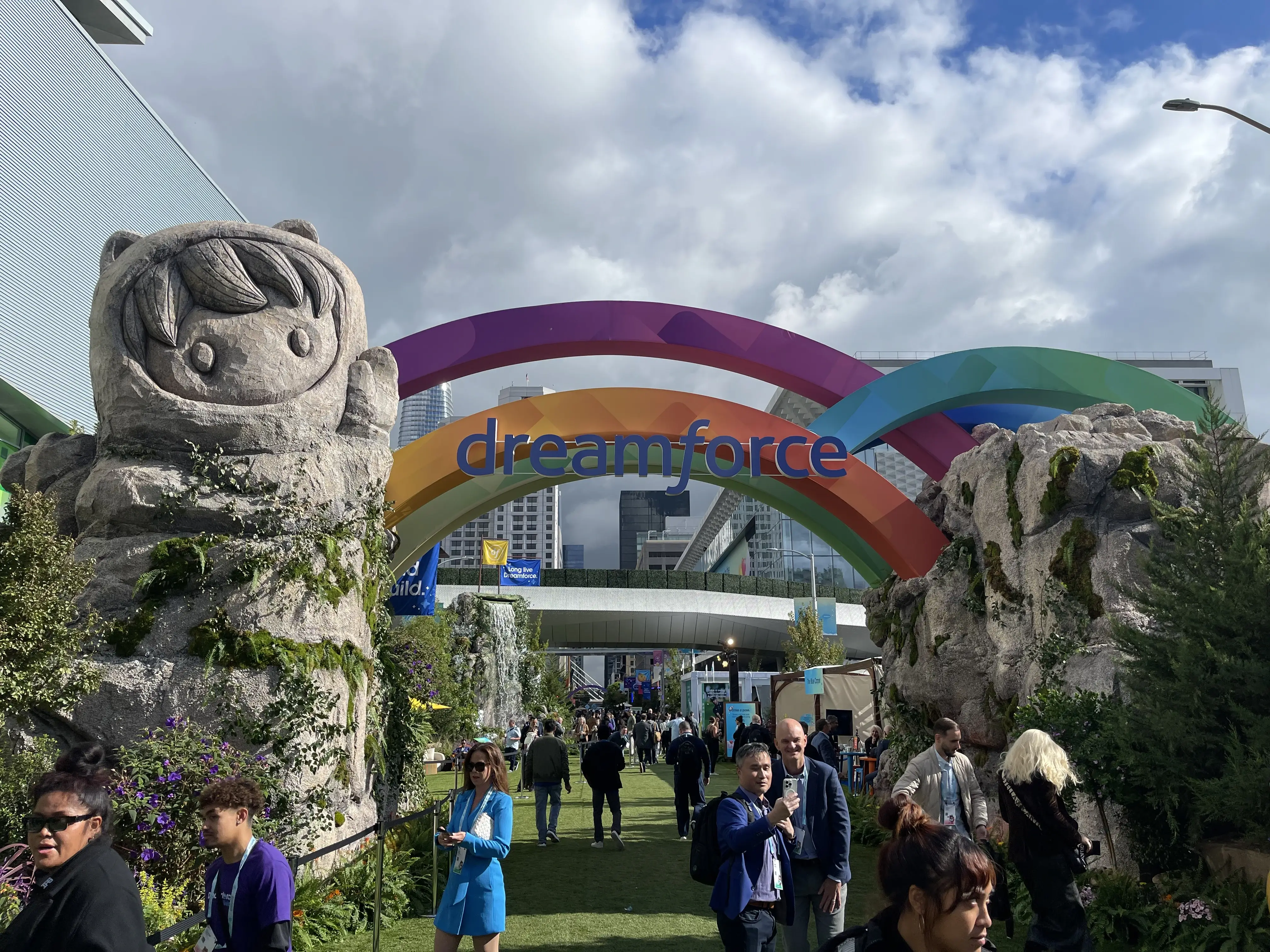salesforce-dreamforce-2025-outside